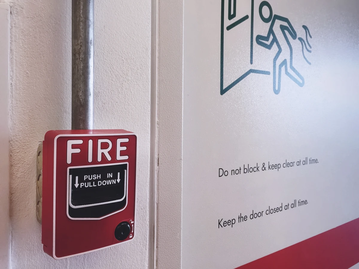 Sécurité incendie et tubes radiants à gaz : Enjeux juridiques et bonnes pratiques